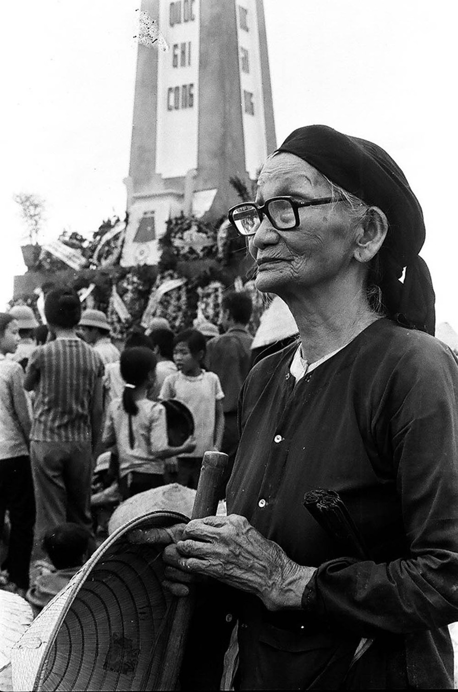 Ngày đưa hài cốt con mẹ Cả Tám về quê nhà xã Đồng Nguyên, Tiên Sơn, Hà Bắc