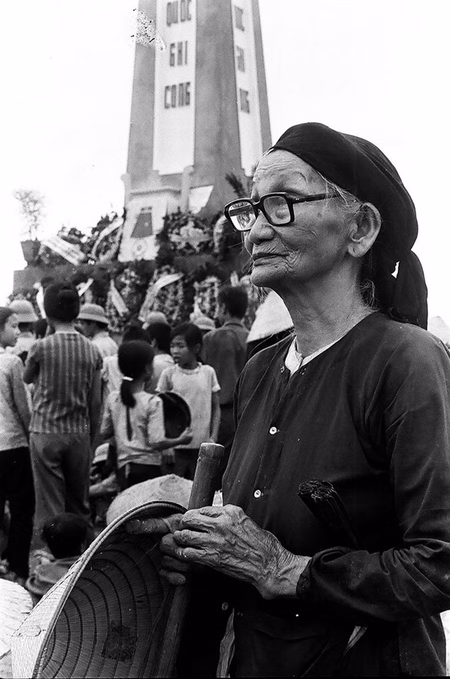 Ngày đưa hài cốt con mẹ Cả Tám về quê nhà xã Đồng Nguyên, Tiên Sơn, Hà Bắc