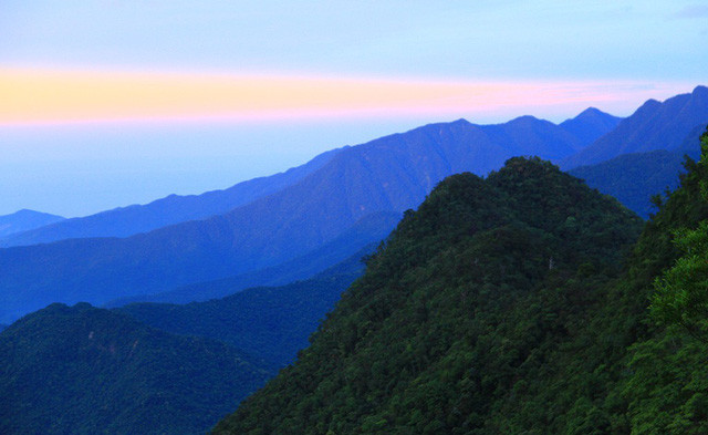 Nhiều lớp núi chìm trong cảnh hoàng hôn