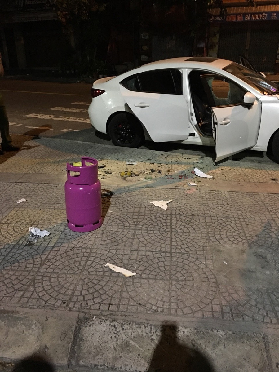 Ô tô của anh Long và bình gas Nhiệm dùng đập phá Ô tô của anh Long và bình gas Nhiệm dùng đập phá