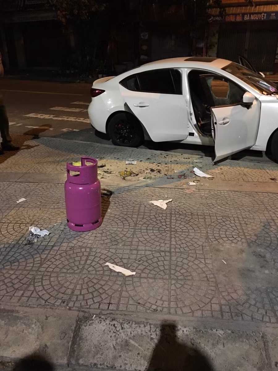Ô tô của anh Long và bình gas Nhiệm dùng đập phá
