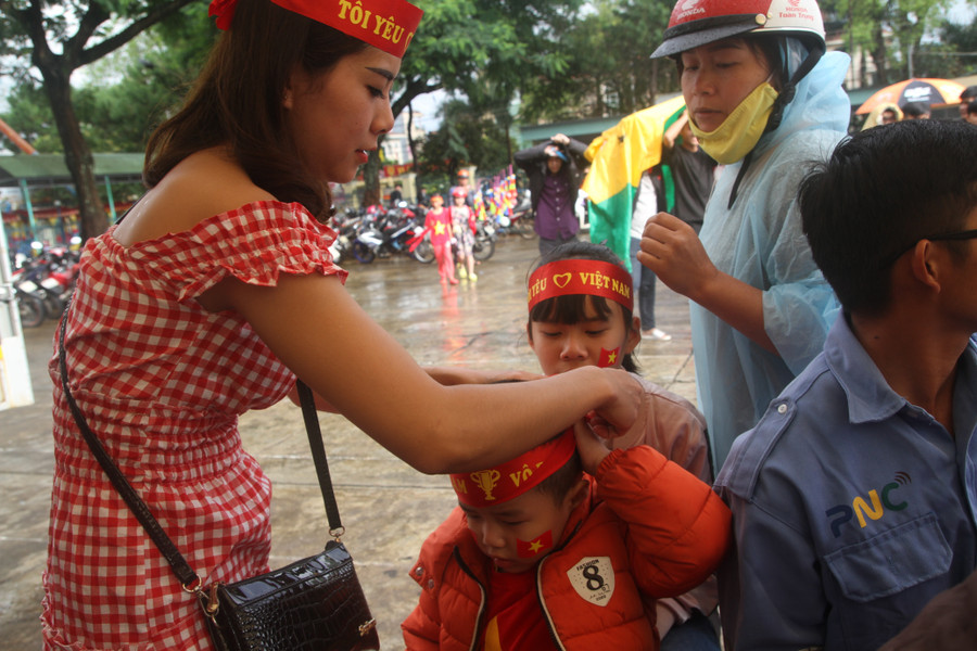 Nhiều em nhỏ cũng tham gia cổ vũ cho các cầu thủ. 