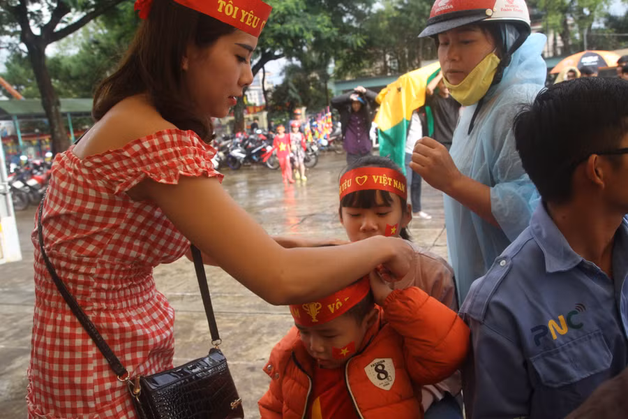 Nhiều em nhỏ cũng tham gia cổ vũ cho các cầu thủ. 