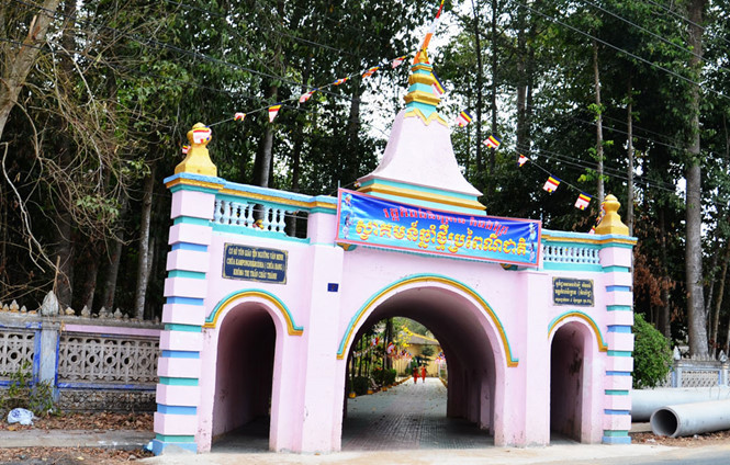 ... và cổng phụ chùa Hang