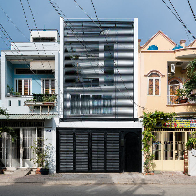 Ngôi nhà được xây dựng trên một miếng đất có diện tích 5,4m x 13,3m, nằm trên trục đường chính trong khu dân cư dưới chân một cây cầu ở quận 8, TP HCM.  Ngôi nhà được xây dựng trên một miếng đất có diện tích 5,4m x 13,3m, nằm trên trục đường chính trong khu dân cư dưới chân một cây cầu ở quận 8, TP HCM.