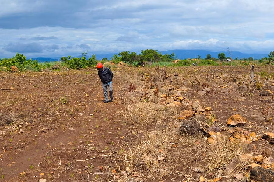 Hạch đá phân bố dày đặc trên bề mặt di tích Tpôn 2 (xã Yang Nam, huyện Kông Chro). Ảnh: Bá Tính