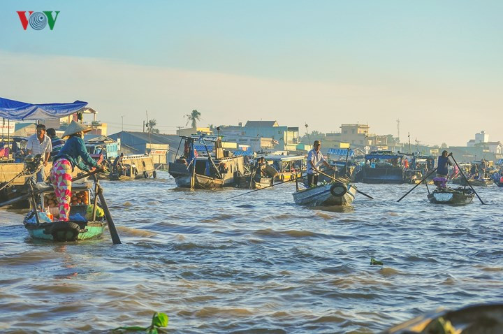 Đi Chợ nổi: Chợ nổi là nét văn hóa riêng có của miền Tây sông nước. Những chợ nổi lớn nhất mà du khách nên ghé là chợ nổi Cái Răng (Cần Thơ), Cái Bè (Tiền Giang), Ngã Năm (Sóc Trăng), Ngã Bảy (Hậu Giang), Long Xuyên (An Giang)…  Đi Chợ nổi: Chợ nổi là nét văn hóa riêng có của miền Tây sông nước. Những chợ nổi lớn nhất mà du khách nên ghé là chợ nổi Cái Răng (Cần Thơ), Cái Bè (Tiền Giang), Ngã Năm (Sóc Trăng), Ngã Bảy (Hậu Giang), Long Xuyên (An Giang)…