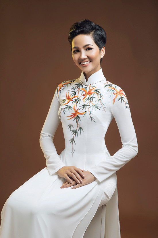  Thuận Việt cho biết sau màn trình diễn anh sẽ tổ chức đấu giá bộ áo dài do Hoa hậu H’ Hen Niê mặc. Toàn bộ số tiền thu được được gửi vào quỹ 'Ước mơ thiên thần'.