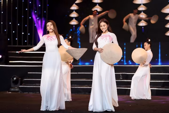 Cùng ngắm lại phần trình diễn trang phục áo dài của dàn thí sinh Chung kết Hoa Hậu Việt Nam trong đêm gala kỷ niệm 30 năm: