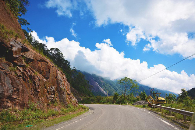 Đèo Omega thuộc địa phận huyện Lạc Dương tỉnh Lâm Đồng, nơi đây là cung đường dành cho những người thích khám phá. Ảnh: @kaltydang Đèo Omega thuộc địa phận huyện Lạc Dương tỉnh Lâm Đồng, nơi đây là cung đường dành cho những người thích khám phá. Ảnh: @kaltydang