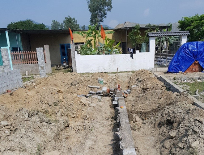 Một công trình trái phép ở khu vực dự án di dời ga đường sắt.