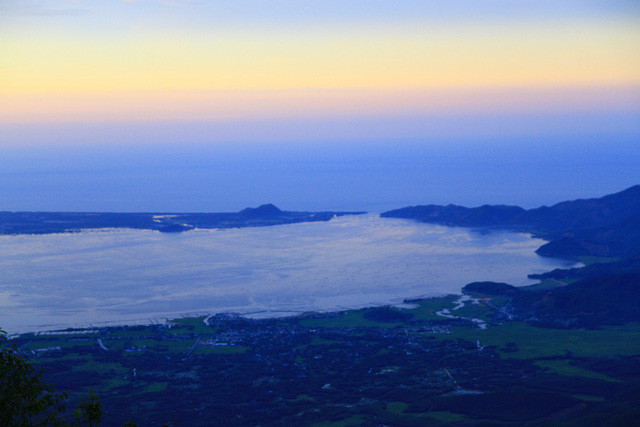 Mặt trời chiếu sáng mọi vật một lần cuối trong ngày