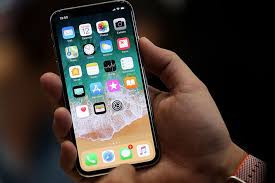  Màn hình iPhone tương lai sẽ tiết kiệm điện hơn nhờ bảng nền LTPO? ẢNH: AFP