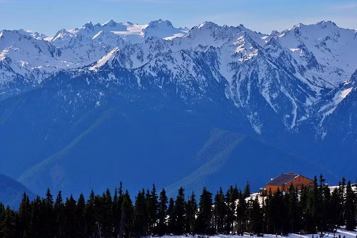 Là một phần của Vườn quốc gia Olympus: Núi Olympus thuộc Vườn quốc gia Olympus, đây cũng là vườn quốc gia đầu tiên của Hy Lạp được công nhận vào năm 1938. Vườn quốc gia này có mục đích bảo tồn vĩnh cửu môi trường tự nhiên của khu vực, bao gồm cả hệ thực vật, động vật hoang dã, cảnh quan thiên nhiên, cũng như các giá trị văn hóa khác của nó. Ảnh Travel notes