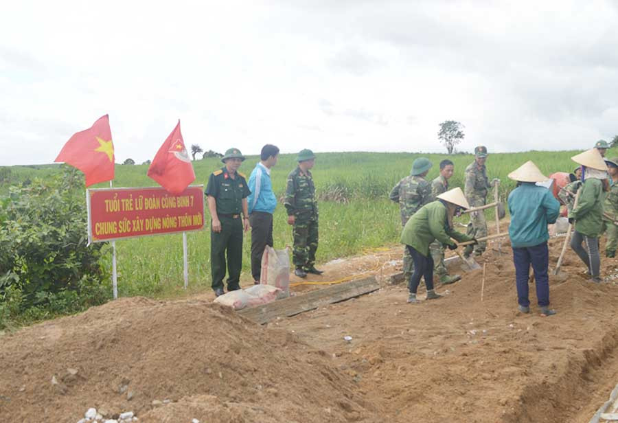 Cán bộ, chiến sĩ Lữ đoàn 7 (Quân đoàn 3) chung tay xây dựng nông thôn mới. Ảnh: Ngọc Minh  Cán bộ, chiến sĩ Lữ đoàn 7 (Quân đoàn 3) chung tay xây dựng nông thôn mới. Ảnh: Ngọc Minh
