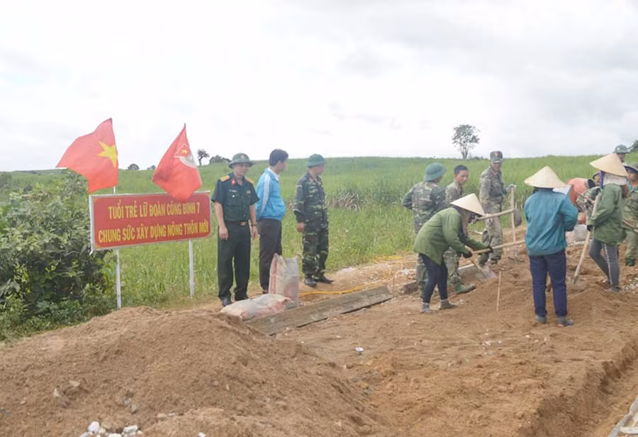  Cán bộ, chiến sĩ Lữ đoàn 7 (Quân đoàn 3) chung tay xây dựng nông thôn mới. Ảnh: Ngọc Minh