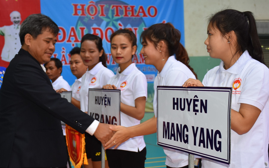  Ban tổ chức tặng cờ lưu niệm các đoàn vận động viên tham gia hội thao. Ảnh: Nguyễn Tú