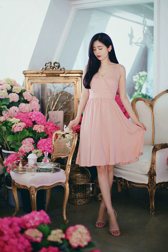  Gam hồng thường dễ tôn da, tuy nhiên nếu sở hữu làn da nâu thì bạn gái không nên chọn trang phục hồng nude để chưng diện.