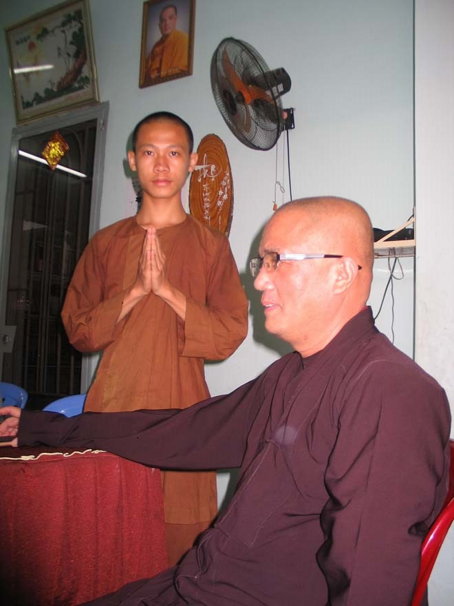Đại đức Thích Thanh Quang và chú tiểu Chế Kiến Phúc mang dòng máu cha là người Trung Quốc