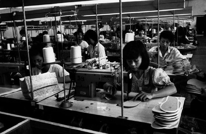 Cảnh công nhân tại một xưởng sản xuất giày nổi tiếng ở Sài Gòn thời bấy giờ. Cho đến nay, thương hiệu này vẫn còn tồn tại.