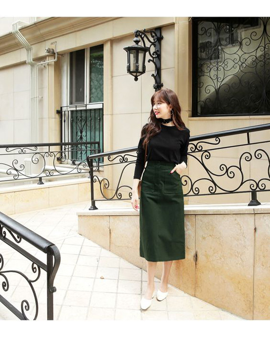 Phong cách nhẹ nhàng cho phái đẹp vào thu với áo thun cổ tròn, chân váy màu xanh rêu đậm, phụ kiện tông trắng. Phong cách nhẹ nhàng cho phái đẹp vào thu với áo thun cổ tròn, chân váy màu xanh rêu đậm, phụ kiện tông trắng.