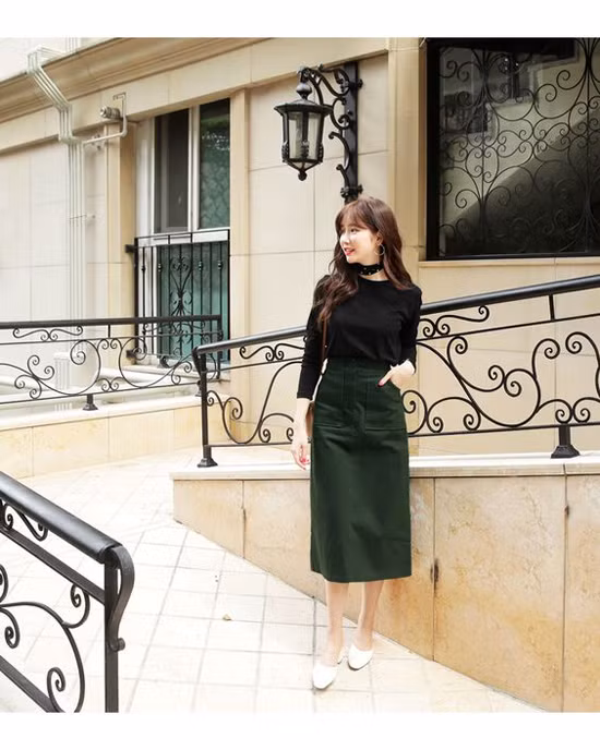 Phong cách nhẹ nhàng cho phái đẹp vào thu với áo thun cổ tròn, chân váy màu xanh rêu đậm, phụ kiện tông trắng.