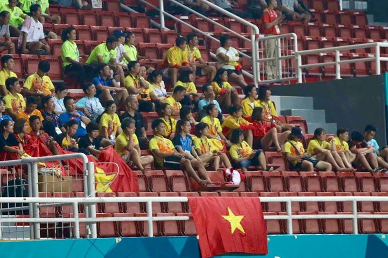 Những VĐV Việt Nam thi đấu ở Asiad đến sân cổ vũ cho các nữ cầu thủ của HLV Mai Đức Chung. ẢNH: QUỐC VIỆT.