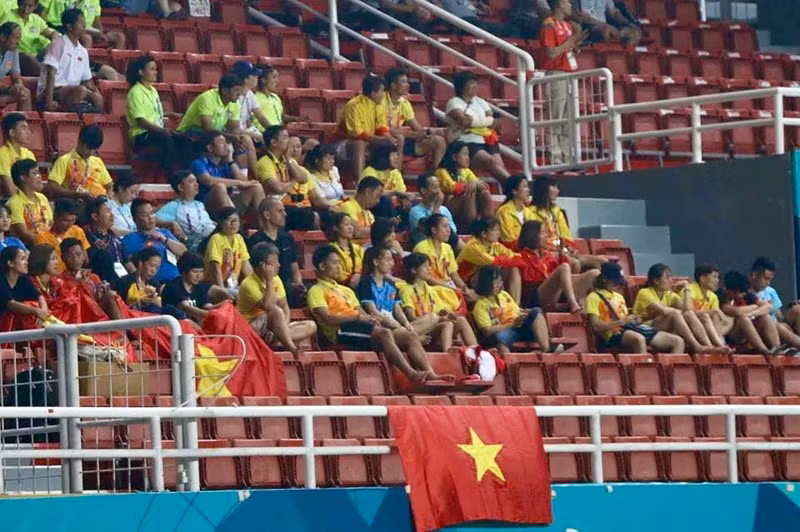 Những VĐV Việt Nam thi đấu ở Asiad đến sân cổ vũ cho các nữ cầu thủ của HLV Mai Đức Chung. ẢNH: QUỐC VIỆT.