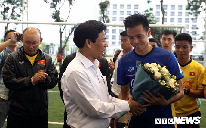 Bộ trưởng Nguyễn Ngọc Thiện đến thăm đội tuyển Olympic Việt Nam trong giai đoạn chuẩn bị cho ASIAD 18. Bộ trưởng Nguyễn Ngọc Thiện đến thăm đội tuyển Olympic Việt Nam trong giai đoạn chuẩn bị cho ASIAD 18.