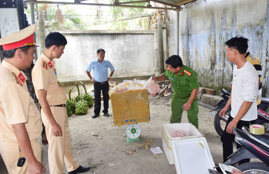 Công an bắt quả tang ô tô chở 840kg sụn gà “lậu”