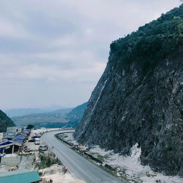  Nằm ở độ cao hơn 1.000m so với mực nước biển, đèo Đá Trắng còn có tên gọi khác là đèo Thung Khe. Nơi đây vốn là vùng núi đá vôi, khi phá núi mở đường, những mảng đá vôi từ trên cao đã sạt xuống và tạo nên màu sắc trắng xóa cho ngọn đồi. Ảnh: @thuongdinh97