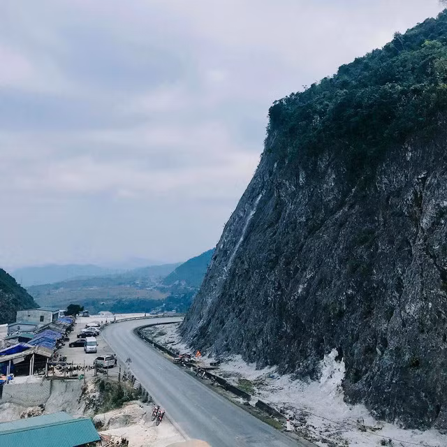  Nằm ở độ cao hơn 1.000m so với mực nước biển, đèo Đá Trắng còn có tên gọi khác là đèo Thung Khe. Nơi đây vốn là vùng núi đá vôi, khi phá núi mở đường, những mảng đá vôi từ trên cao đã sạt xuống và tạo nên màu sắc trắng xóa cho ngọn đồi. Ảnh: @thuongdinh97