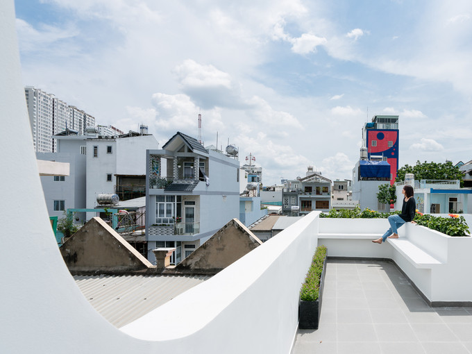 Những bồn hoa nhỏ nơi không gian sân thượng làm tăng cảm giác xanh. mát, gần gũi với thiên nhiên. Những bồn hoa nhỏ nơi không gian sân thượng làm tăng cảm giác xanh. mát, gần gũi với thiên nhiên.