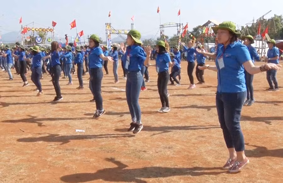 Các trại sinh thi múa dân vũ. Ảnh: H.Đ.T