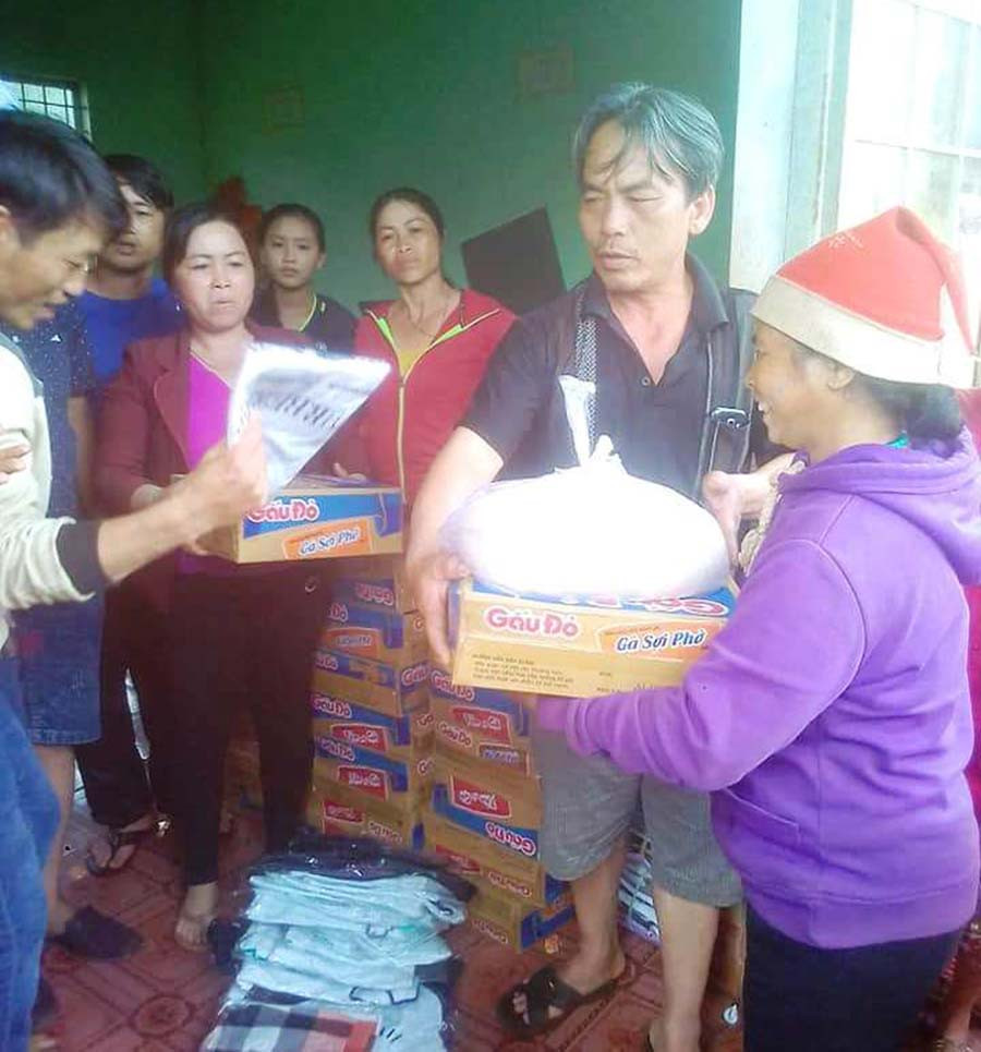 Tặng quà cho gia đình hội viên phụ nữ có hoàn cảnh khó khăn trong cuộc sống. Ảnh Huy Hoàng