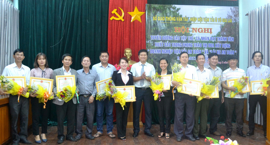 Khen thưởng 10 doanh nghiệp vận tải an toàn. Ảnh: Lê Hòa Khen thưởng 10 doanh nghiệp vận tải an toàn. Ảnh: Lê Hòa