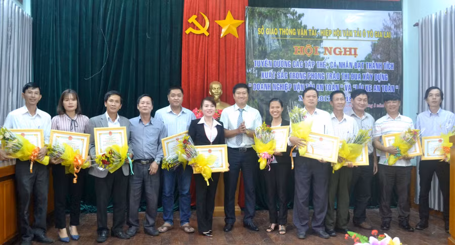 Khen thưởng 10 doanh nghiệp vận tải an toàn. Ảnh: Lê Hòa