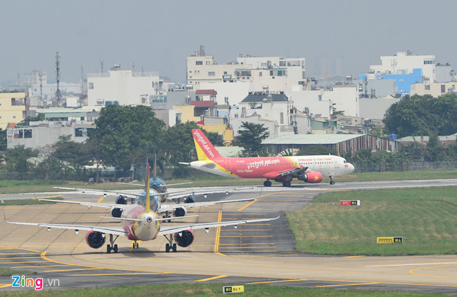 Máy bay chờ cất cánh tại sân bay Tân Sơn Nhất. Ảnh: Lê Quân.