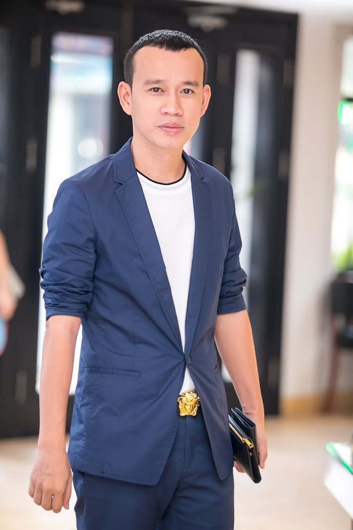 Ông bầu Phúc Nguyễn cho rằng việc chân dài cặp đại gia là điểu rất bình thường trong showbiz.