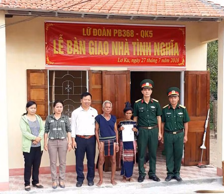  Lữ đoàn 368 bàn giao căn nhà vừa được sửa chữa cho gia đình bà Đinh Thị Suết (xã Lơ Ku, huyện Kbang). Ảnh: Hà Duyệt