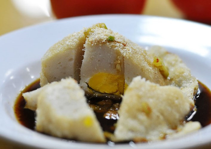  Pempek: Có thành phần cá và khoai mì, Pempek là một sản phẩm độc đáo của Palembang ở Nam Sumatra. Nó được bán với nhiều hình dạng và kích cỡ khác nhau, kết hợp với một quả trứng ở phần giữa. Thông thường, Pempek được thêm bột tôm và trộn với nước chấm đen được làm từ giấm, ớt và đường. Ảnh WordPress