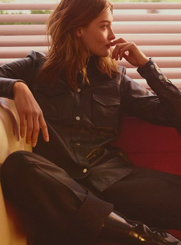 Áo khoác jeans màu chàm đi cùng quần jeans xắn gấu mạnh mẽ. Áo khoác jeans màu chàm đi cùng quần jeans xắn gấu mạnh mẽ.