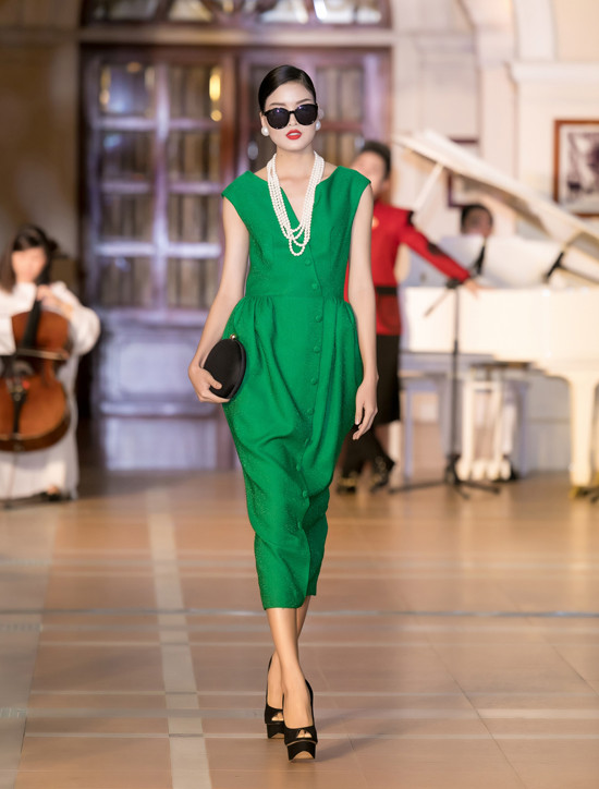 Ngoài Võ Hoàng Yến, buổi trình diễn còn có sự góp mặt của dàn chân dài nổi tiếng như Chà Mi, Thùy Trang, Kim Dung, Hương Ly, Trần Thanh Thủy, Trà My, Kim Phương, Nguyễn Oanh... Ngoài Võ Hoàng Yến, buổi trình diễn còn có sự góp mặt của dàn chân dài nổi tiếng như Chà Mi, Thùy Trang, Kim Dung, Hương Ly, Trần Thanh Thủy, Trà My, Kim Phương, Nguyễn Oanh...