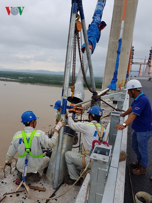 Việc thi công lắp đặt hệ thống cáp dây văng hệ SSI2000 (hệ song song SI2000) tiên tiến nhất hiện nay được VSL áp dụng tại cầu Bạch Đằng.