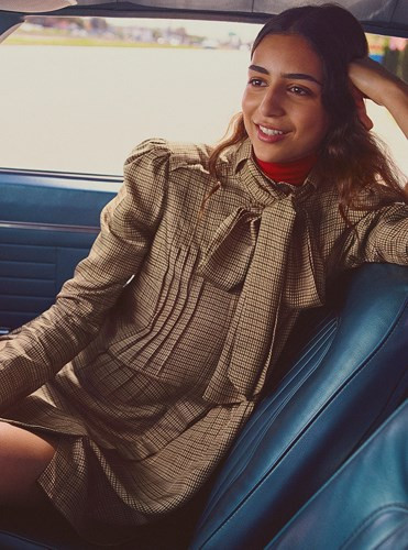 Áo phối nơ buộc cổ trang nhã cũng được xem là những thiết kế chủ đạo của BST. Áo phối nơ buộc cổ trang nhã cũng được xem là những thiết kế chủ đạo của BST.