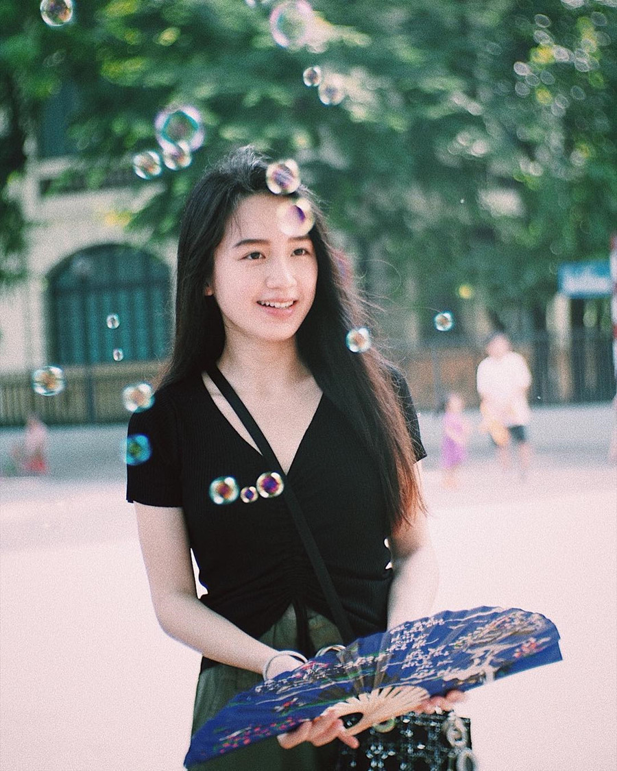Mới đây, tại Instagram của Ketmany Sivilay (23 tuổi) - chị gái hot girl Chichi - đăng tải vài hình ảnh tại phố đi bộ Hồ Gươm, Hà Nội. Ketmany có tên tiếng Việt là Nguyễn Mai Ly, nickname Bebi. Nhiều người hâm mộ nhanh chóng chào đón cô về nước. Mới đây, tại Instagram của Ketmany Sivilay (23 tuổi) - chị gái hot girl Chichi - đăng tải vài hình ảnh tại phố đi bộ Hồ Gươm, Hà Nội. Ketmany có tên tiếng Việt là Nguyễn Mai Ly, nickname Bebi. Nhiều người hâm mộ nhanh chóng chào đón cô về nước.