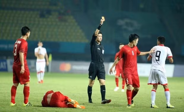 Thẻ đỏ cho Sanad Ahmed Ảnh: LT