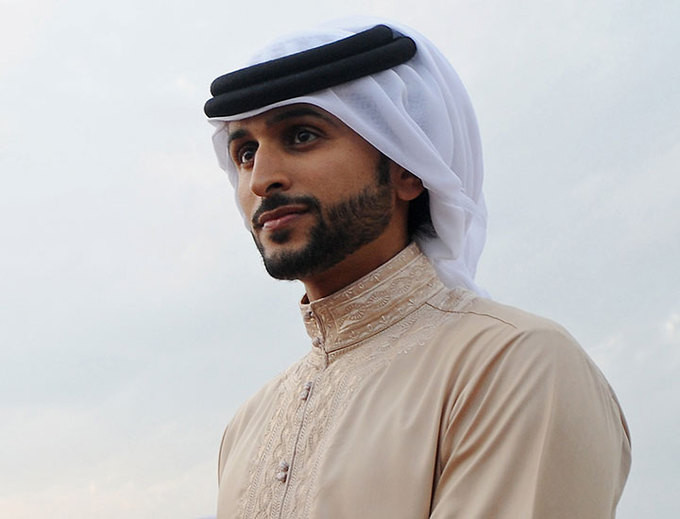 Thời trang phương Tây phổ biến ở Bahrain, nhưng một bộ phận nam giới vẫn mặc áo choàng truyền thống và khăn trùm đầu màu trắng kaffiyeh, buộc một dải dây tết từ lông lạc đà gọi là iqal trang trí công phu, đặc biệt là trong giới chính trị gia. Trong ảnh là Hoàng tử Bahrain, Sheikh Nasser bin Hamad al-Khalifa, một người bạn thân thiết với Hoàng tử Dubai. Ảnh: IBT. Thời trang phương Tây phổ biến ở Bahrain, nhưng một bộ phận nam giới vẫn mặc áo choàng truyền thống và khăn trùm đầu màu trắng kaffiyeh, buộc một dải dây tết từ lông lạc đà gọi là iqal trang trí công phu, đặc biệt là trong giới chính trị gia. Trong ảnh là Hoàng tử Bahrain, Sheikh Nasser bin Hamad al-Khalifa, một người bạn thân thiết với Hoàng tử Dubai. Ảnh: IBT.