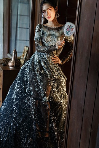 Điểm nhấn của những thiết kế Đỗ Long là họa tiết ánh kim. Điểm nhấn của những thiết kế Đỗ Long là họa tiết ánh kim.