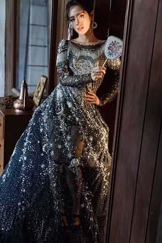 Điểm nhấn của những thiết kế Đỗ Long là họa tiết ánh kim. 